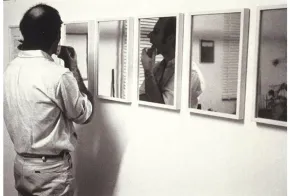 Anónimo, Ian Burn afeitandose frente a 1_6 Glass/Mirror Piece, Nueva York, 1967. Cortesía Avril Burn