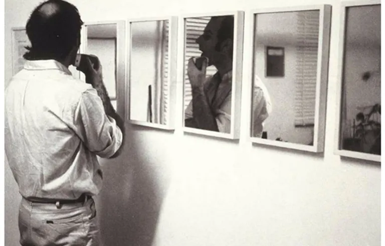 Anónimo, Ian Burn afeitandose frente a 1_6 Glass/Mirror Piece, Nueva York, 1967. Cortesía Avril Burn